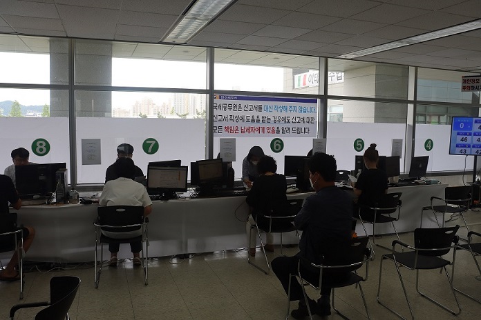 직원의 안내에 따라 부가가치세 신고를 합니다.